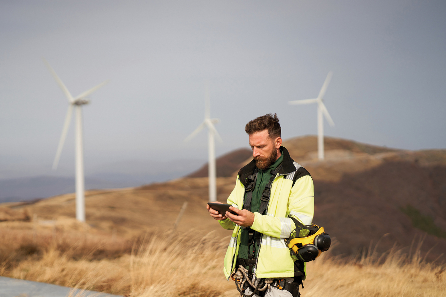 Un travailleur de la maintenance des éoliennes