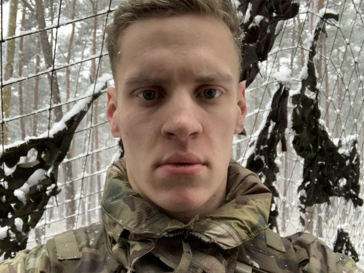 selfie d'un homme en uniforme militaire dans la neige