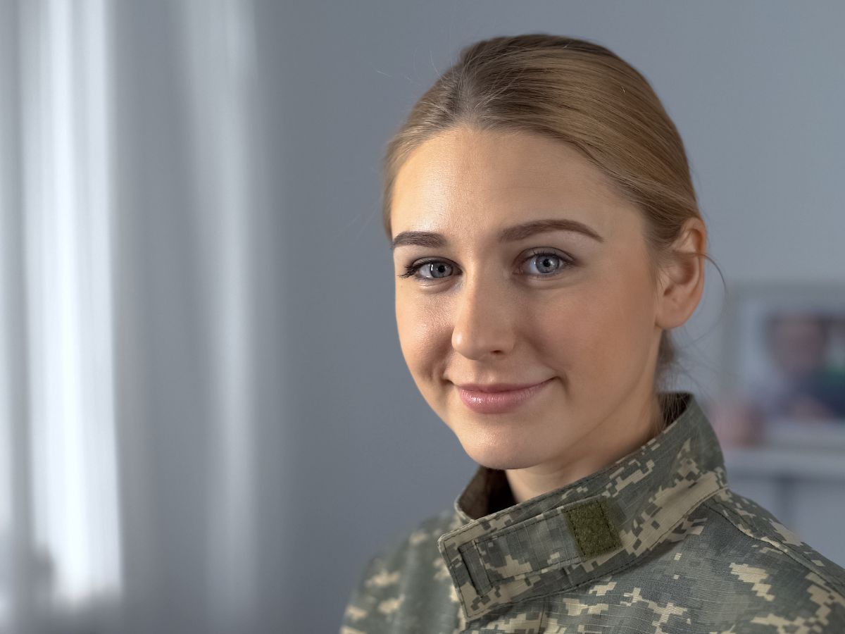Uma mulher com um uniforme militar.
