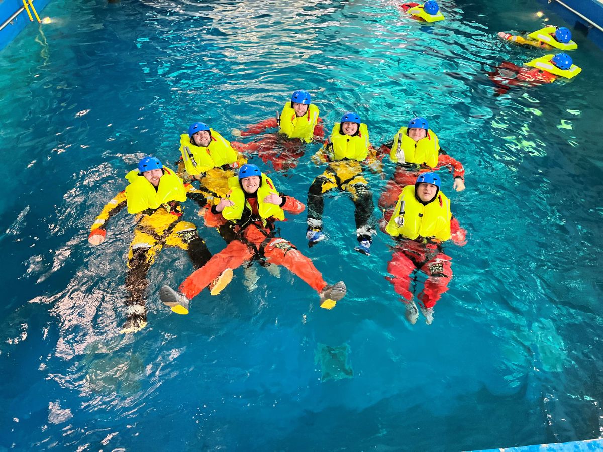 militares a envolver os delegados na piscina para a formação de sobrevivência no mar da GWO