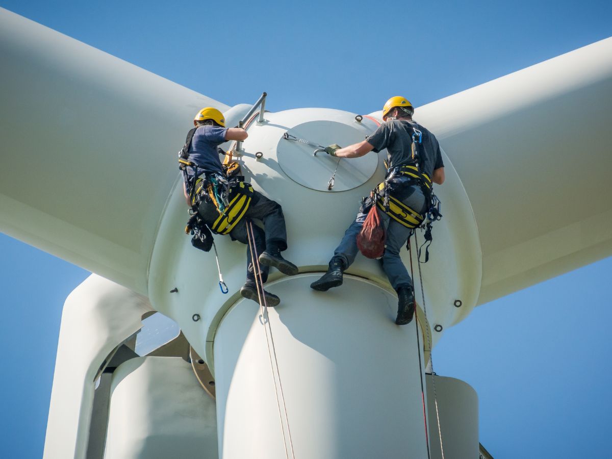 dois técnicos de turbinas eólicas a trabalhar